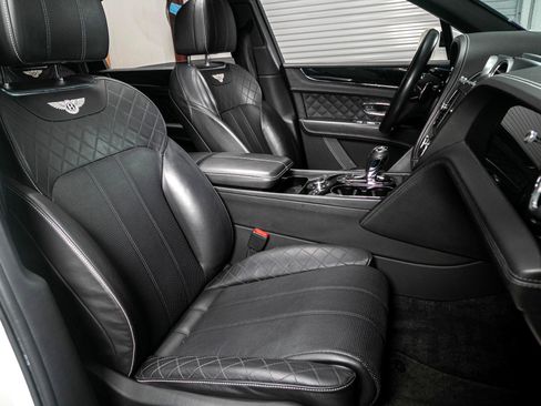 Used 2017 Bentley Bentayga image 23