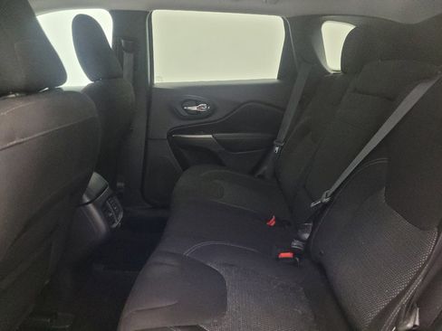 Used 2019 Jeep Cherokee Latitude w/ Popular Appearance Group FWD image 18