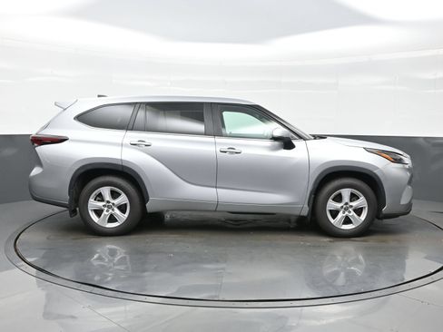 Used 2024 Toyota Highlander LE AWD/4WD image 7