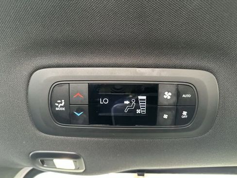 Used 2025 Chrysler Pacifica Limited image 22