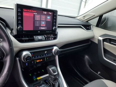 Used 2022 Toyota RAV4 Limited image 26