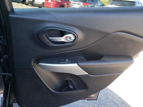 Used 2018 Jeep Cherokee Trailhawk image 15