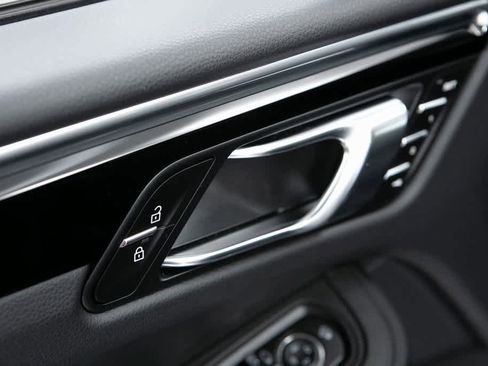 Certified 2025 Porsche Macan image 23