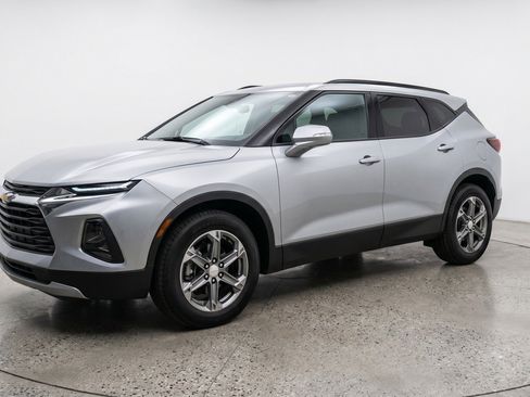 Used 2025 Chevrolet Blazer LT FWD image 3