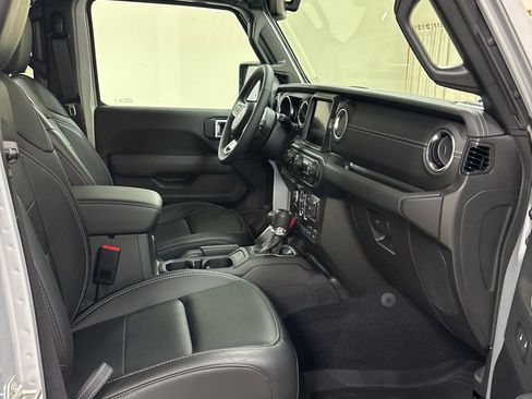 Used 2023 Jeep Wrangler Unlimited Sahara w/ Cold Weather Group image 33