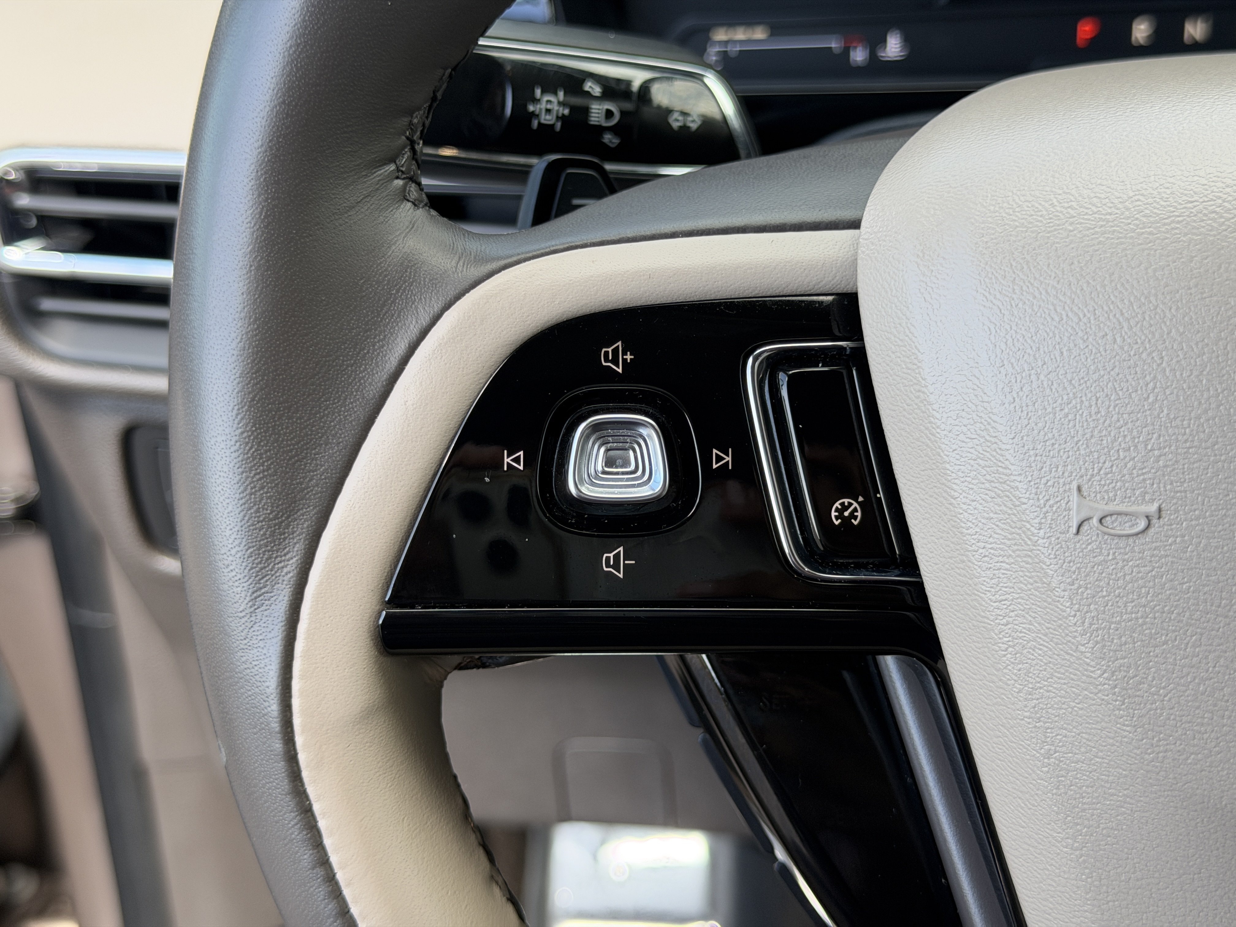 Used 2021 Lincoln Corsair FWD image 28