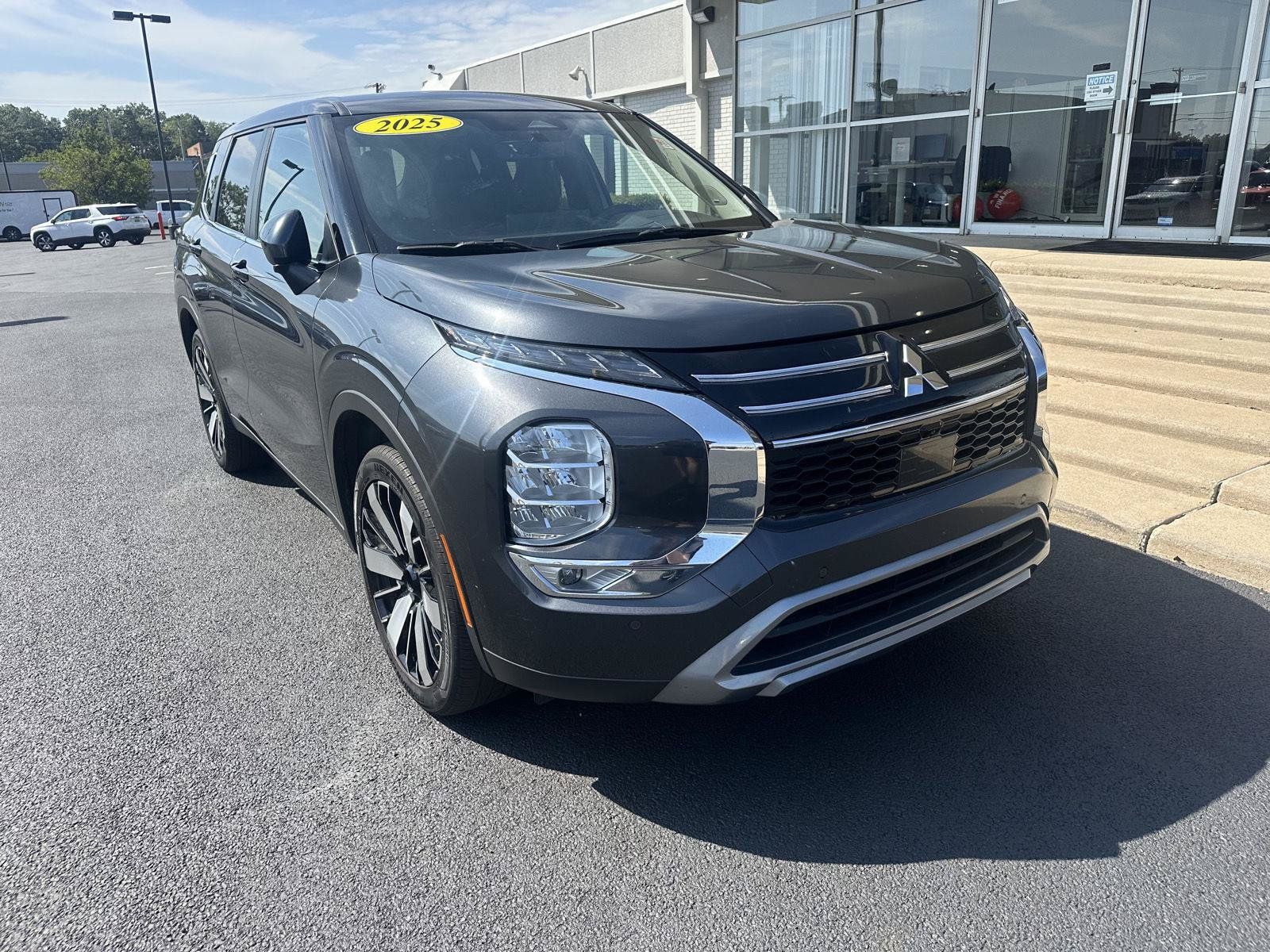 Used 2025 Mitsubishi Outlander SE FWD image 3