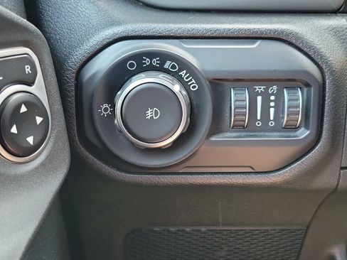Used 2018 Jeep Wrangler Unlimited Sahara AWD/4WD image 24