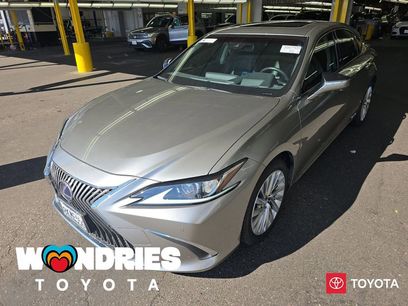 Used 2019 Lexus ES 300h w/ Luxury Package