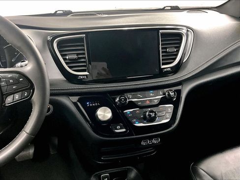 Used 2024 Chrysler Pacifica Limited FWD image 18