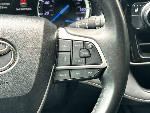 Used 2022 Toyota Highlander XLE FWD image 25