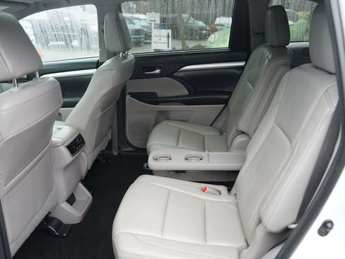 Used 2017 Toyota Highlander XLE AWD/4WD image 13