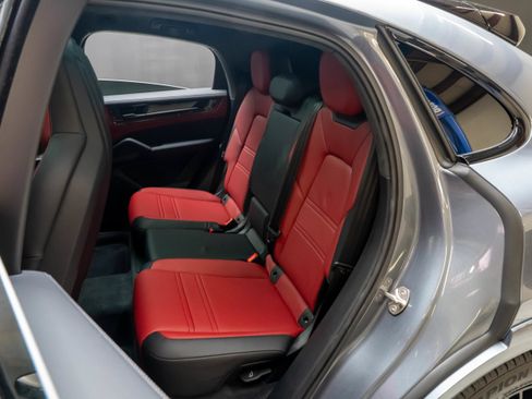 Certified 2026 Porsche Cayenne GTS AWD/4WD image 38