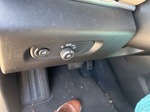 Used 2023 Chevrolet Traverse LT image 18