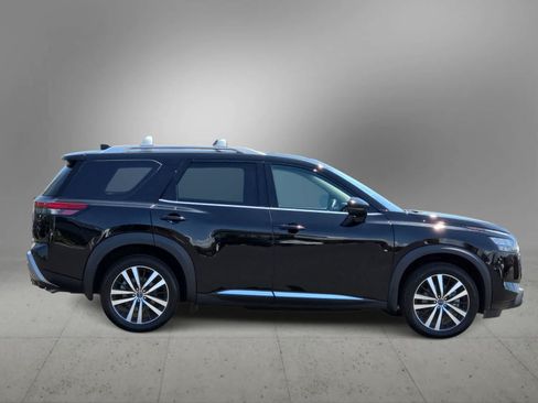 Used 2025 Nissan Pathfinder Platinum w/ Black Appearance Package FWD image 9