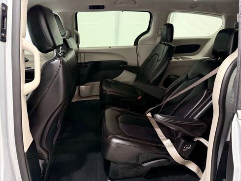 Used 2024 Chrysler Pacifica Touring-L image 17