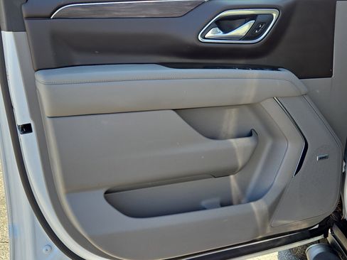 Used 2024 Chevrolet Tahoe Z71 w/ Luxury Package AWD/4WD image 15