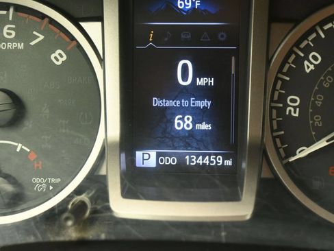 Used 2019 Toyota Tacoma SR5 AWD/4WD image 16