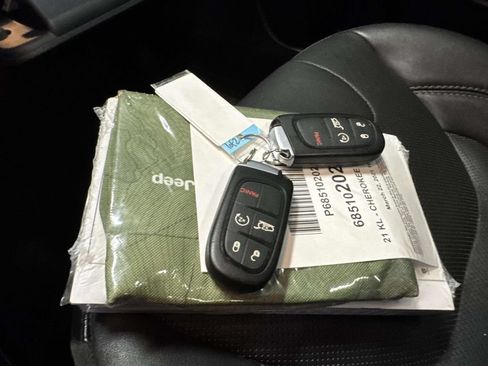 Used 2021 Jeep Cherokee Limited AWD/4WD image 31
