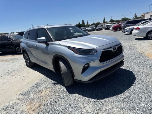 Used 2023 Toyota Highlander XLE FWD image 3