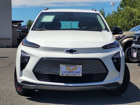Used 2023 Chevrolet Bolt EUV LT w/ Convenience Package FWD image 3
