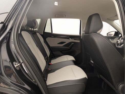 Used 2025 Volkswagen Tiguan SE AWD/4WD image 24