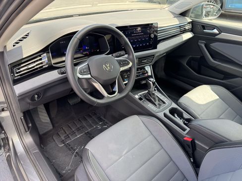 Used 2025 Volkswagen Jetta SE w/ Sunroof Package FWD image 17