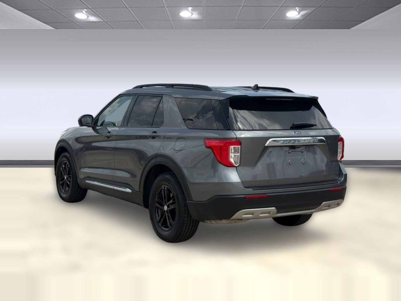 Used 2024 Ford Explorer XLT w/ Equipment Group 202A RWD image 3
