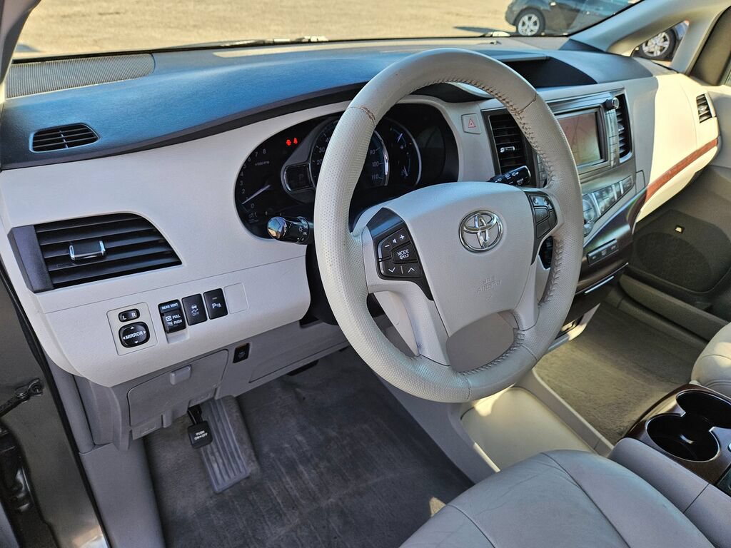 Used 2011 Toyota Sienna XLE w/ Premium Pkg FWD image 18