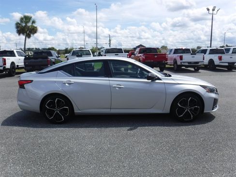 Used 2024 Nissan Altima 2.5 SR FWD image 3