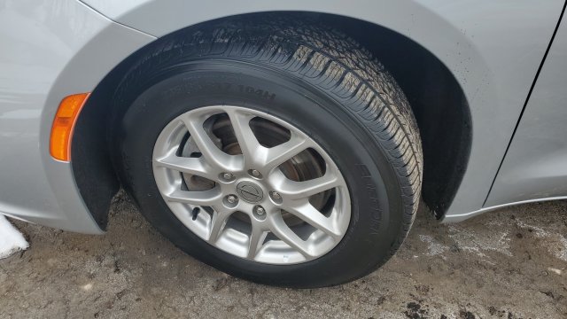Used 2024 Chrysler Pacifica Touring-L FWD image 4