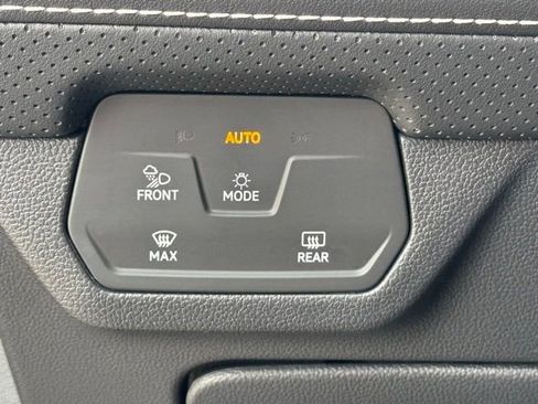 Used 2024 Volkswagen Atlas SE image 34