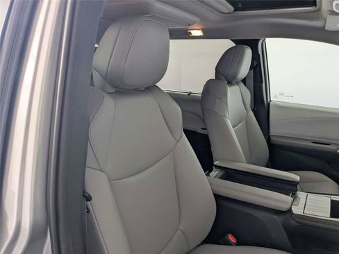 Used 2025 Toyota Sienna XLE w/ XLE Plus Package FWD image 32