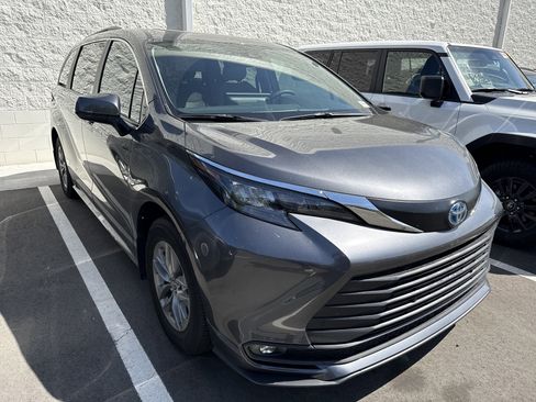 Used 2025 Toyota Sienna XLE w/ XLE Plus Package image 37