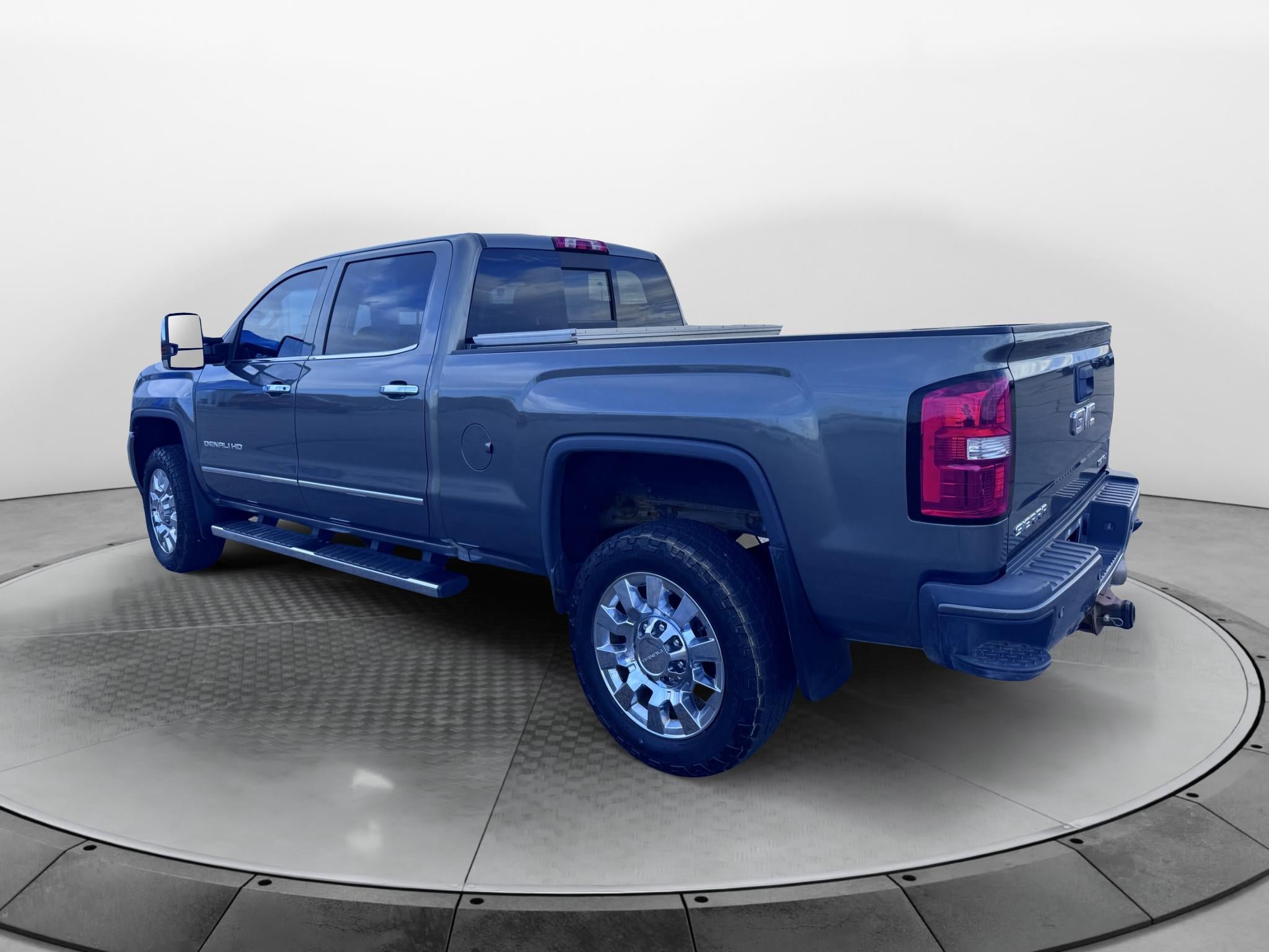 Used 2017 GMC Sierra 2500 Denali w/ Duramax Plus Package AWD/4WD image 5