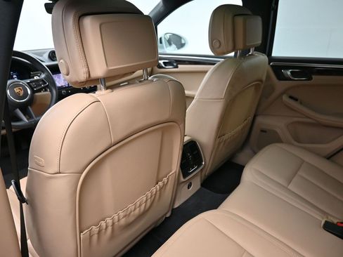 Certified 2024 Porsche Macan image 10
