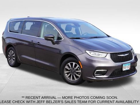 Used 2022 Chrysler Pacifica Touring-L w/ Uconnect Theater Family Group FWD image 1