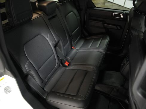 Used 2025 Ford Bronco Badlands image 15