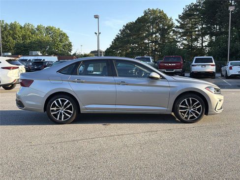 Used 2026 Volkswagen Jetta SE FWD image 3