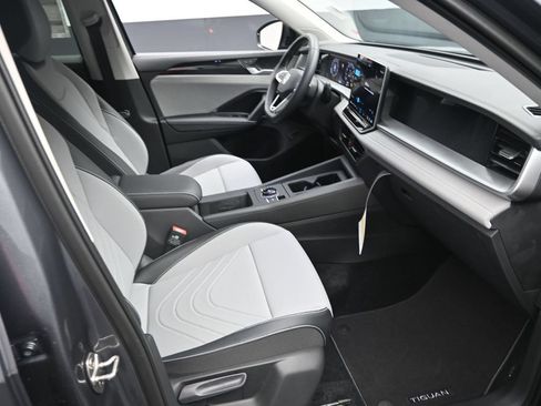 Used 2025 Volkswagen Tiguan SE FWD image 30