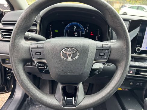 Used 2025 Toyota Camry LE image 27