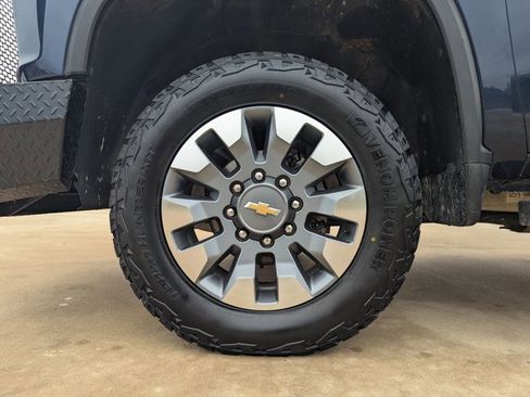 Used 2023 Chevrolet Silverado 2500 Custom w/ Custom Value Package image 21