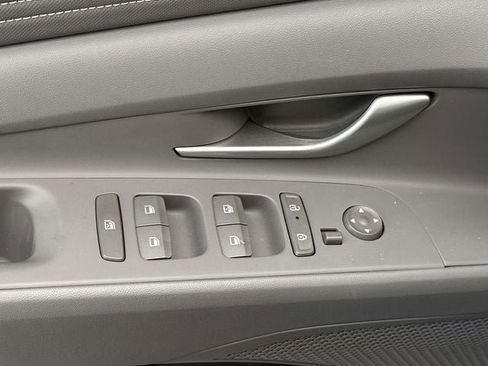 Used 2025 Hyundai Elantra SEL image 17