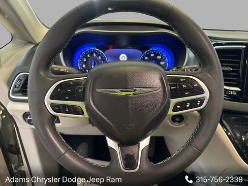 Used 2024 Chrysler Pacifica Touring-L FWD image 16