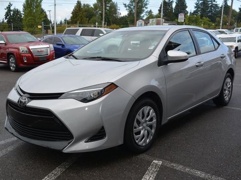 Used 2018 Toyota Corolla LE image 3