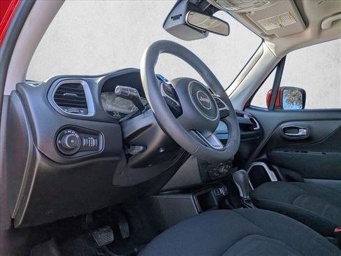 Used 2021 Jeep Renegade Latitude image 10