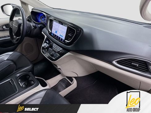 Used 2023 Chrysler Pacifica Touring-L FWD image 32