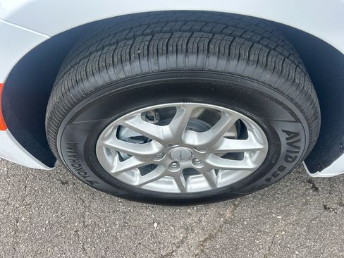 New 2027 Chrysler Pacifica Select FWD image 12
