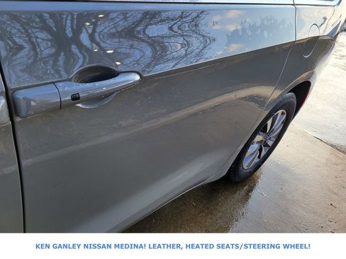 Used 2023 Chrysler Pacifica Touring-L image 12