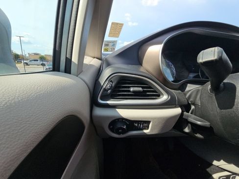 Used 2019 Chrysler Pacifica Touring-L FWD image 33